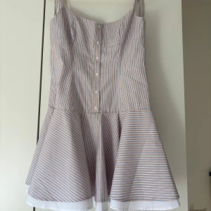 Randig kortklänning från Zara - Så fin randig volangklänning med knappar upptill, aldrig använd bara testad på! Finns lapp kvar💖🌸 