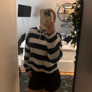Randig croppad hoodie - Vit och navy croppad hoodie💗💗