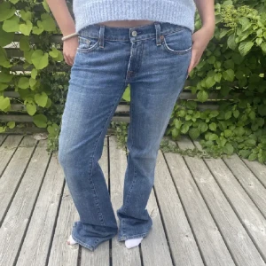 lågmidjade Jeans  - Jag säljer dessa jätte fina jeans pågrund av att de var för stora i midjan. Lånad bild från förra säljaren.💗🩷