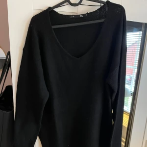 Svart stickad tröja med v-ringning  - Säljer en svart stickad tröja från 157 i storlek M. Tröjan har v-ringad hals och långa ärmar. Tröjan är använda en gång och är i mycket bra skick.
