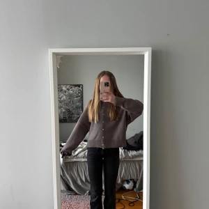 Weekday jeans - Säljer ett par grå/svarta cheap monday  bocut jeans från weekday!! Har använts några gånger men är o jätte bra sick, säljer pga för små. Pris går att diskutera!! Det är bara att skriva om ni har några frågor💛💛