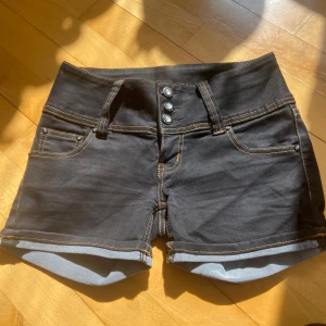 Lågmidjade jeansshorts - Super fina jeanshorts med jätte fina detaljer och en lågmidja perfekt inför sommaren!
