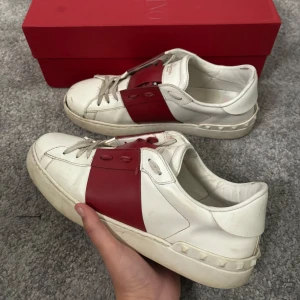 Valentino Open - Säljer nu dessa eftertraktade Valentino Open! Skorna är i fint skick förutom att på högerskon har den lossnat lite som du kan se på bilderna men går enkelt att limma✅ -100% äkta💎 -Allt ingår ex. Box,kort och dustbag🙌🏼 -Nypris ca 5000kr mitt pris:1500! Kan gå ner lite i pris!