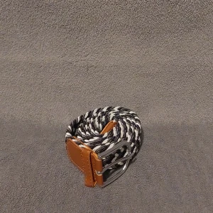 Flätat Bälte i Svart, Vitt och grått - Säljer ett snyggt flätat bälte i svart, vitt och grått || 105 cm långt || Helt nytt 