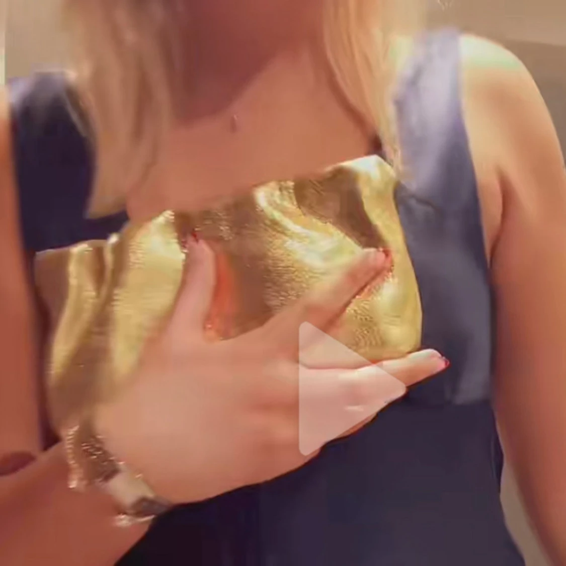 Guldig clutch från mango - 3