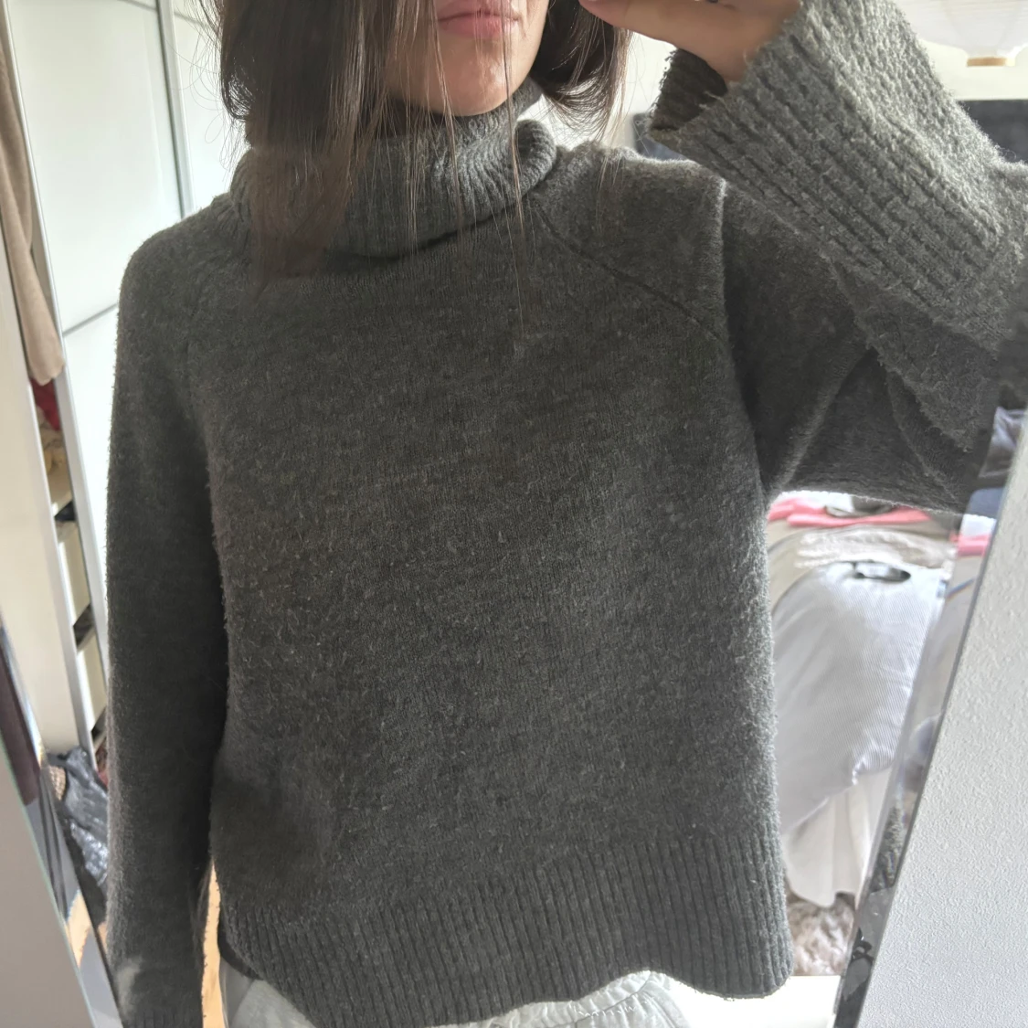 Grå stickad polotröja