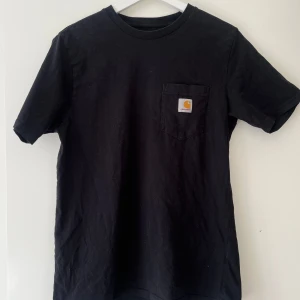 Carhartt tshirt  - Säljer en svart Carhartt tshirt i storlek S. Knappt använd så i väldigt gott skick🌞 