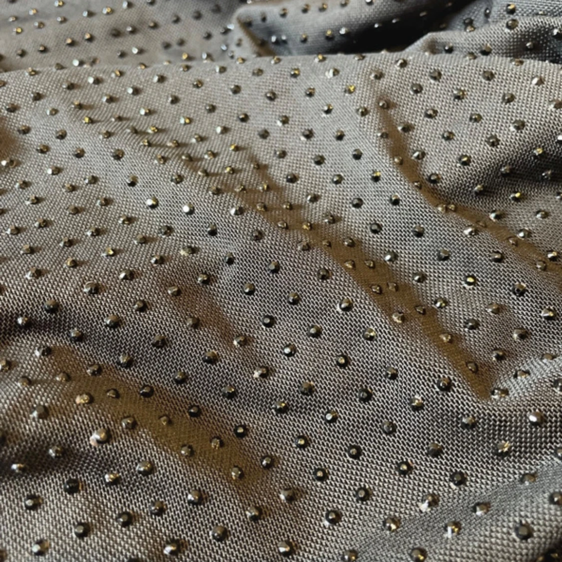 Svart glittrig axelbandslös klänning från Amisu - 2