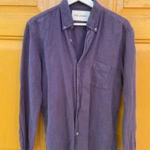 Our legacy skjorta  - En riktigt skön Our legacy skjorta i mycket bra skick. Storlek S och sitter relaxed. Passar M. Se bild för passform, jag är 178 och 77kg och bär M-L vanligtvis men denna funkar i storleken för mig. Tunn och luftig och perfekt nu till sommaren! Nypris på Our legacy skjortor är över 2000kr