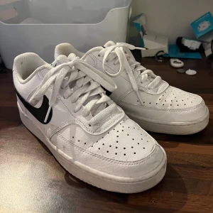  Nike sneakers - Säljer ett par klassiska vita Nike sneakers. Endast använda en gång och de va på studenten. Kan tvätta av dom för att få en bättre blick på hur de ser ut. Nypris 799kr 