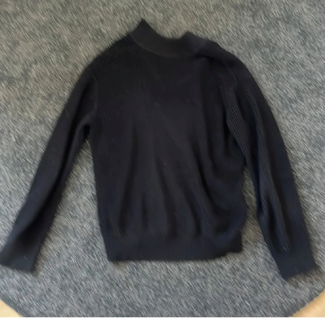 Svart stickad tröja med krage från Grunt - 2