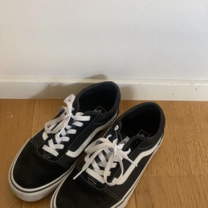 Svarta och vita Vans sneakers - Klassiska Vans sneakers i svart med vit sula och vit sidoremsa. 