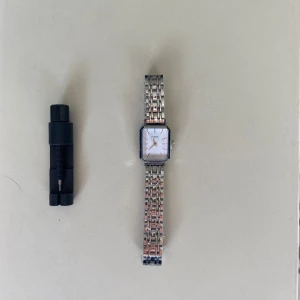 Silverklocka  - Klockan är i ett mycket fint skick med ett sprillans nytt batteri och armbandet är justerbart så du enkelt kan justera armbandets originella storlek som är 19 cm.   Vid frågor och funderingar är det bara att skriva ✍️