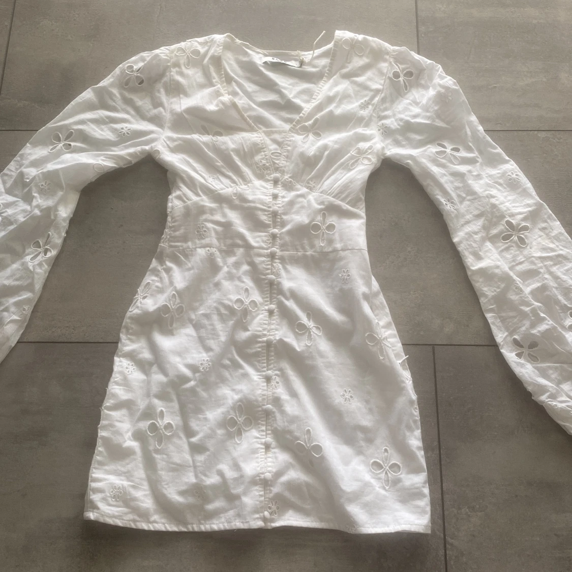 Vit broderad klänning från NA-KD.