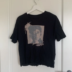 Svart t-shirt med tryck - Lite oversize i storleken. 