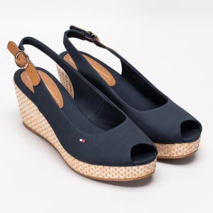 Marinblå kilklackar från Tommy Hilfiger - Säljer ett par marinblå sandaler med klack från Tommy hilfiger, ny skick. Nypris cirka 1000 säljer de för 400. Pris kan diskuteras 