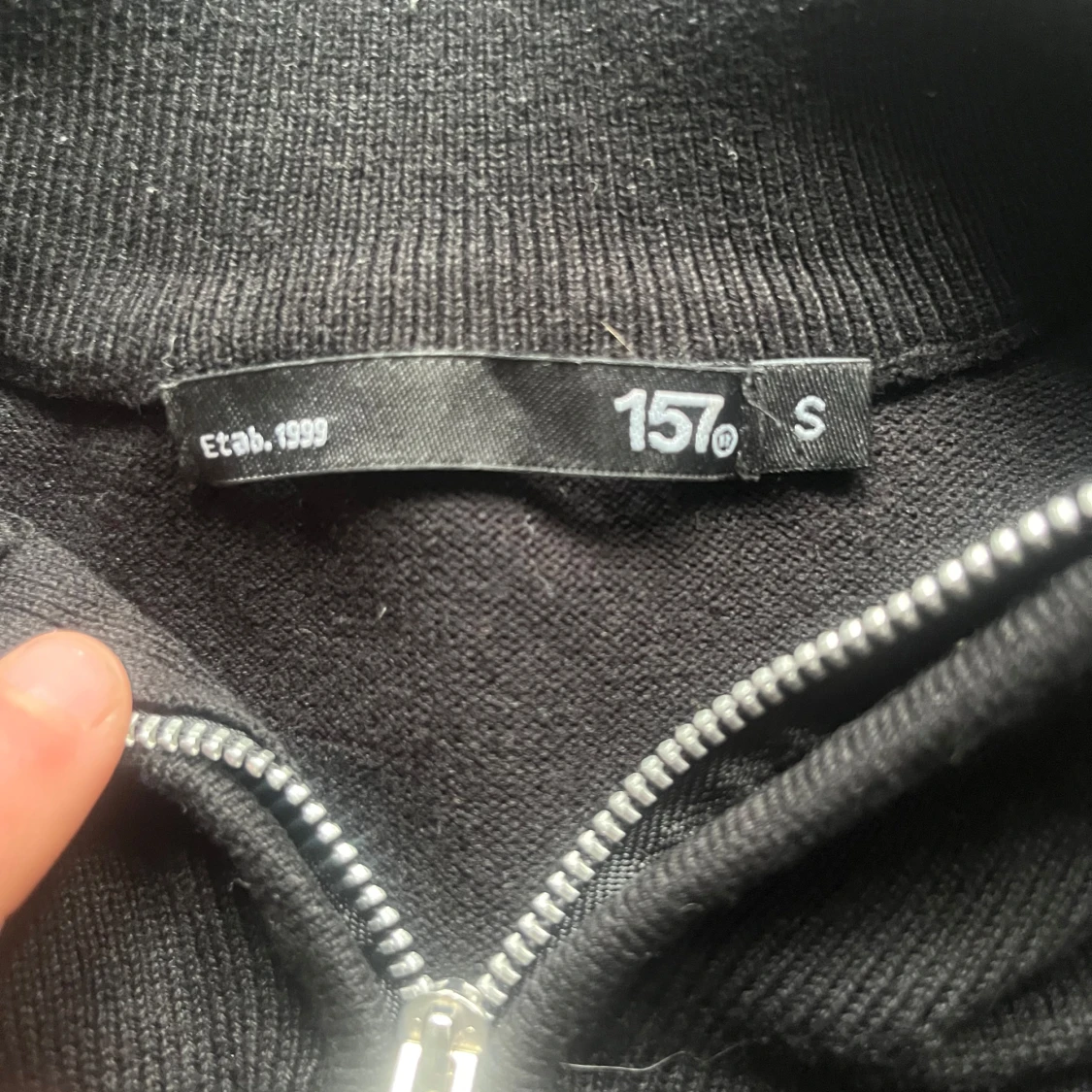 Svart stickad tröja med halv dragkedja från 157 - 2