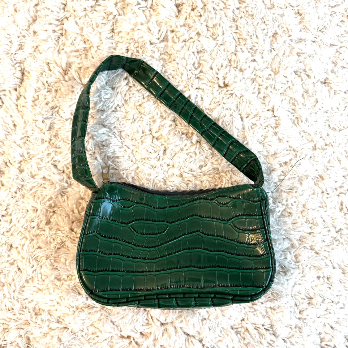 Grön axelväska i krokodilpräglad syntet