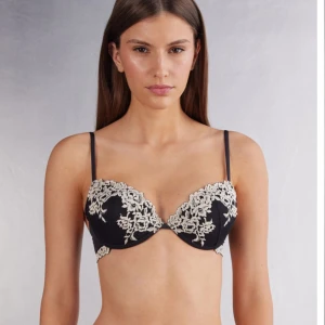 Svart Intimissimi bh - Säljer en svart pushup-bh från Intimissimi. Bara testad, säljer pga den inte kommer till användning alls