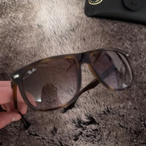 Rayban Boyfriend - Rayban Boyfriend i brunt leopardmönster. Storleken är 56, alltså den mindre modellen, men sitter lika snyggt! Köpte på MisterSpex för ett år sedan och de är i bra skick, det finns en lite repor på de men inget man märker vid användning! kvitto från originalköp finns även! ✅Vid frågor eller funderingar är det bara att höra av sig! 🙌🏼