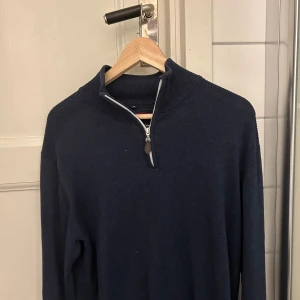 Marinblå halfzip från MP - Riktigt fet navy blue tröja från MP med halv dragkedja och broderad text på insidan av kragen. Bara använd 1 eller 2 gånger. 
