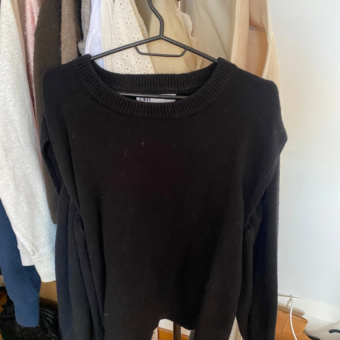 Stickad tröja från Zara med håll 