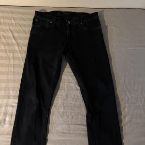 Svarta Nudie Jeans - Svarta Slim fit Nudie jeans | Skick 9/10 🌟| Nästan oanvända! | Storlek 30/32 | Pris går att diskutera vid snabb affär! | Hör av dig vid minsta funderingar!