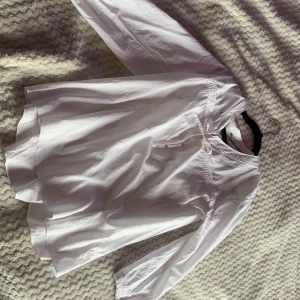 söt blus - fin blus som endast använd vid ett tillfälle, knappar och två snören som går att knyta, fina detaljer, köp från ”house of Lola” nypris:1299. en väldigt liten sminkfläck innanför som inte syns alls 🩷🩷 storlek xs/34 men ganska stor i storleken då de är en blus som är menad att sitta lite löst, ser super fin ut på🩷