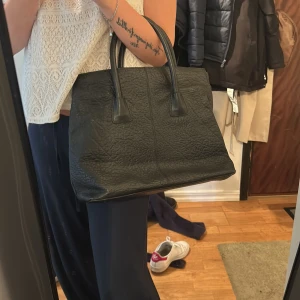 Svart handväska från Wera Stockholm - Säljer en stilren svart handväska från Wera Stockholm. Väskan är tillverkad i läder! Super fin o lagom stor väska! 🤩