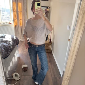 Stickad tshirt  - Säljer en stickad tshirt som faller sååå fint på kroppen!