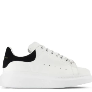 Alexander McQueen - Säljer dessa as snygga Alexander mcqueen sneakersen, i relativt bra skick💗Box och dustbag finns! (Köp direkt för 1750)