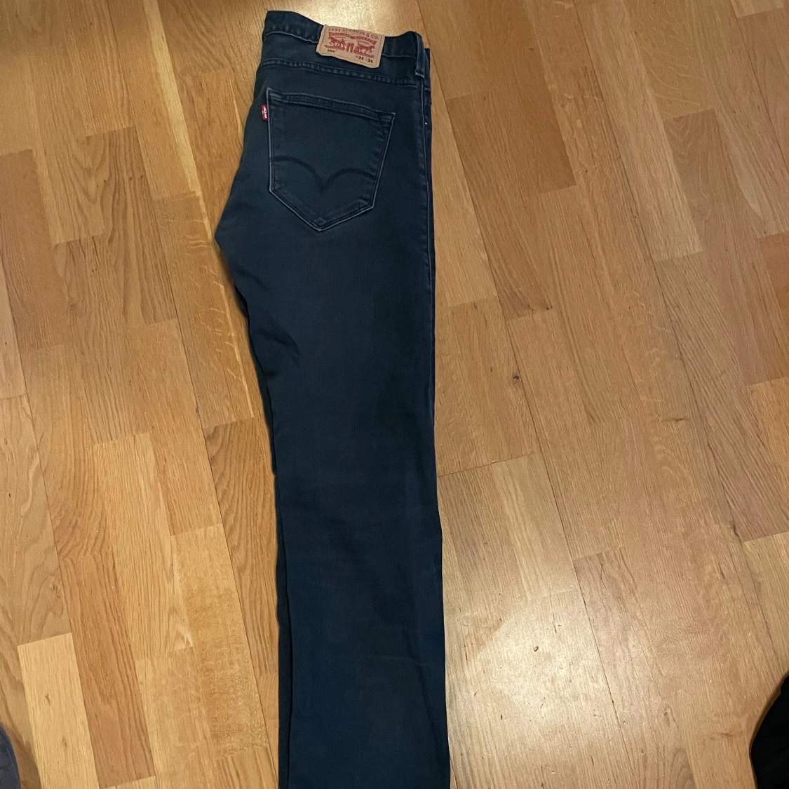Mörkblå Levi's 504 jeans