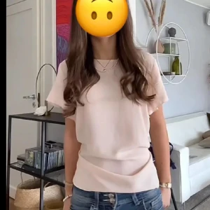 Ljusrosa blus från Vila - Säljer en ljusrosa blus från Vila med korta, volangiga ärmar. Den är i storlek s. Perfekt för vår och sommar!💞💞