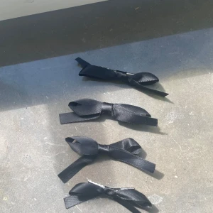 Svarta hårrosetter BikBok - Fyra svarta rosetter i satinmaterial med metallklämma på baksidan. Perfekta att använda som accessoar i håret för att ge en söt och stilren look. Rosetterna är enkla att fästa och passar de flesta hårtyper.