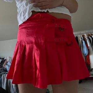 Kjol med spännen - Så cool och unik kjol med spännen! Jag har haft den som topp också vilket jag tycker är så fint😍😍 så snygg när man är brun också!