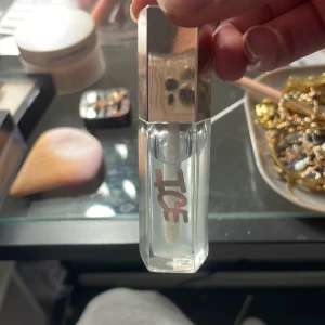ICE Lipgloss Fenty Beauty - Den är använd typ 5-7 gånger! 