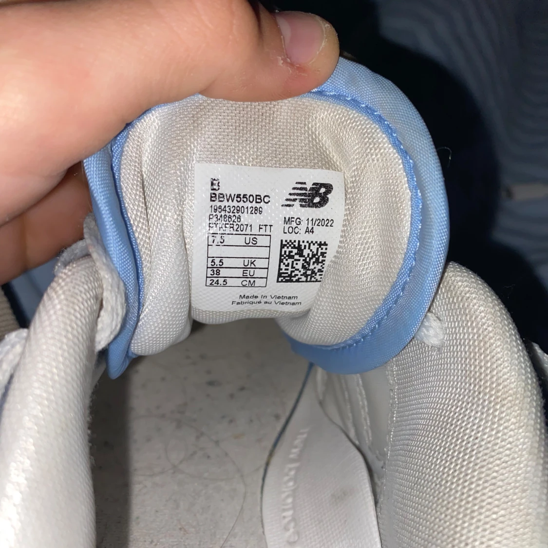 New Balance 550 sneakers i vitt och ljusblått - 2