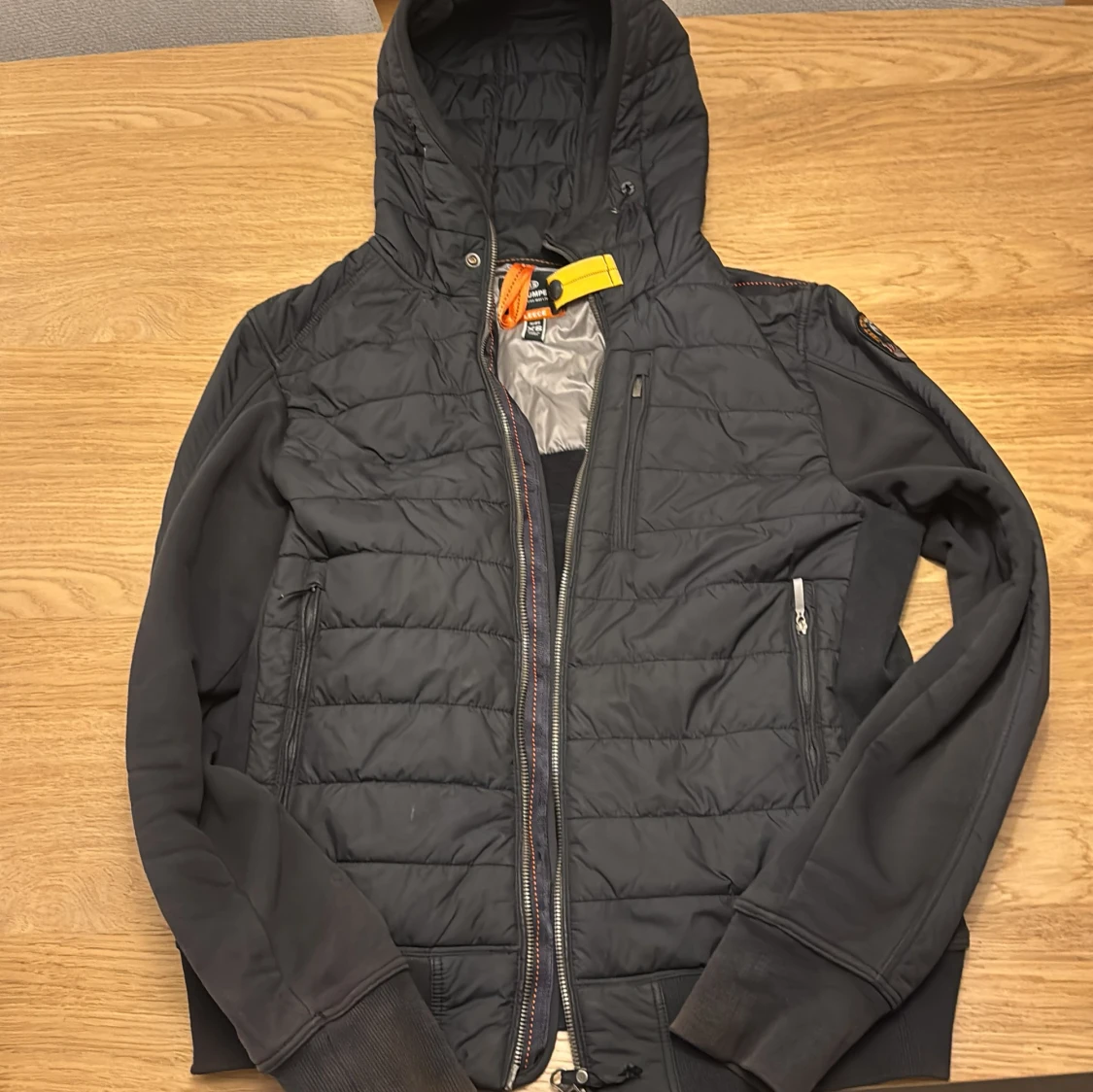 Svart cardigan med huva från Parajumpers