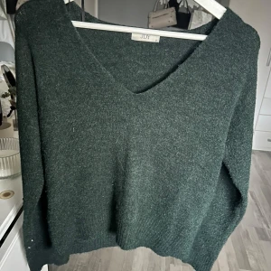 Stickad tröja - Mysig mörkgrön stickad tröja💞💞 Perfekt passform