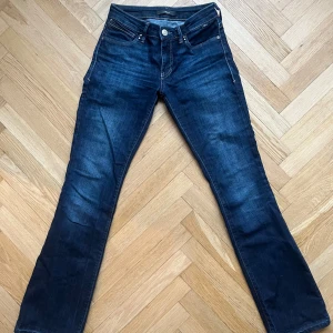 Mörkblå jeansbyxor från Mavi - Säljer tyvärr mina favoritjeans från Mavi då de inte längre kommer till användning. De är mörkblå med klassisk femficksdesign och kontrastsömmar. Byxorna har raka ben och normal passform, samt läderpatch med logga bak i midjan. Perfekta till vardags!💞
