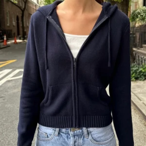 Stickad zip hoodie navy blue - Går att diskutera priset!!💕💕One size men sitter som en S-M. Knappt användt den och den är i bra skick som ny, och från brandy melville💕💕