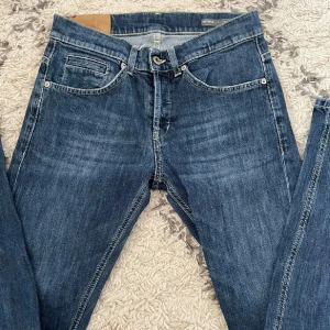  dondup George  - Säljer ett par blåa dondup George i storleken 30. Är egentligen W30 men sitter som 31 Skriv vid frågor och funderingar! Skriv gärna vid prisförslag!!