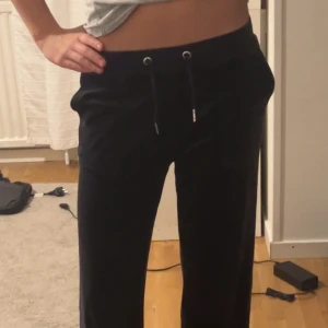Mörkblå byxor från Juicy Couture - Säljer ett par mörkblå byxor från Juicy Couture. Byxorna har raka ben och är supermjuka Orginal pris:1200kr, säljer pga jag har växt ut dom tyvärr.