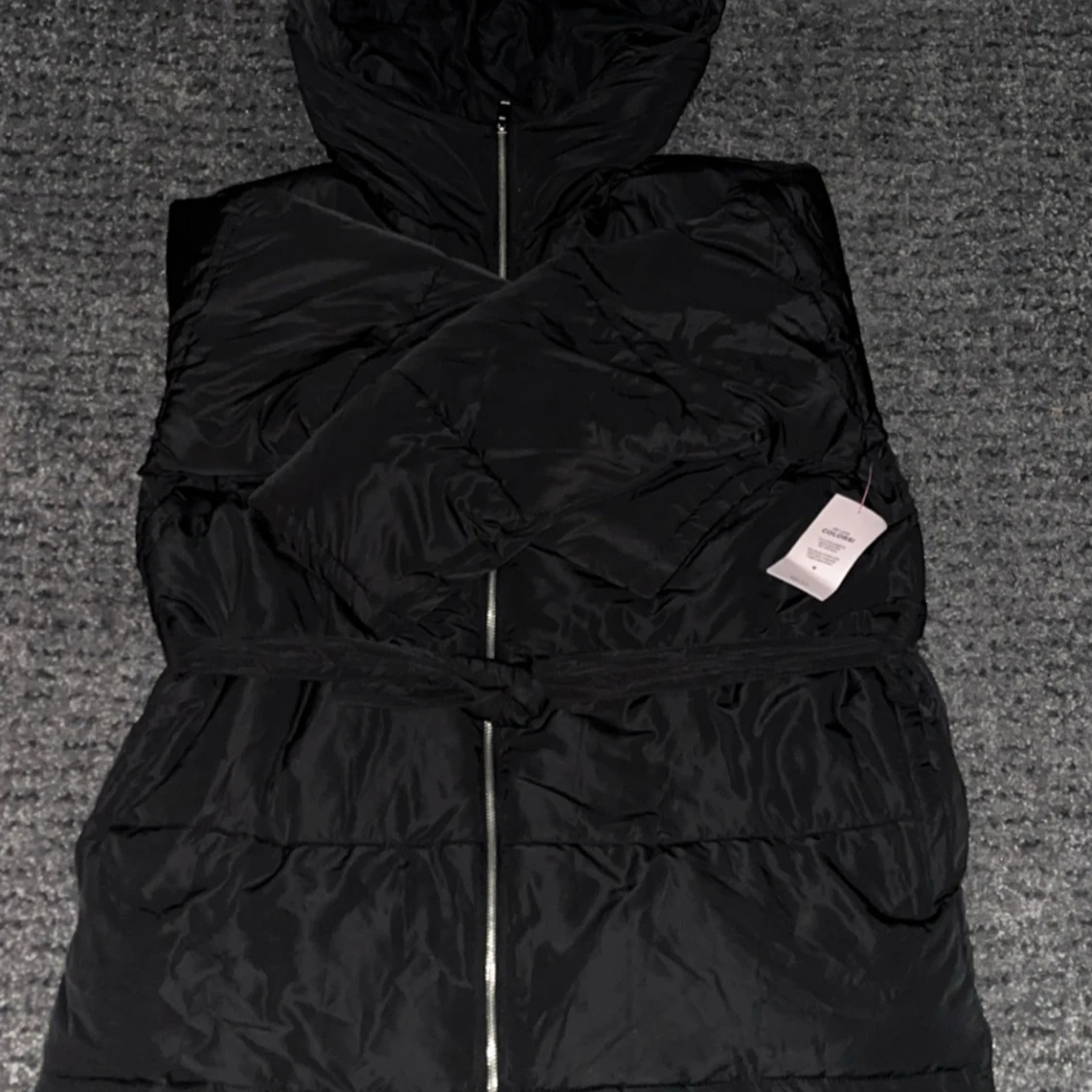 Svart dunjacka med huva från Nelly