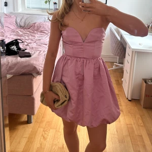 Rosa Bandeau klänning - Supersöt ljusrosa badeau klänning, perfekt till sommarens fester. Från Collective the labes. Helt ny med prislapp🥰🥰