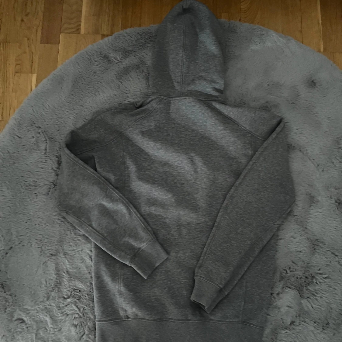 Grå zip hoodie från Peak Performance - 3