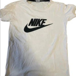 Nike T-shirt  - Säljer min Nike T-shirt då den inte passade mig. Skicka om till mig vid frågor.