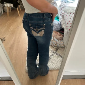 Lågmidjade jeans - Sååå coola bootcut jeans med coola fickor! Är 172/3 för referens🩷🩷