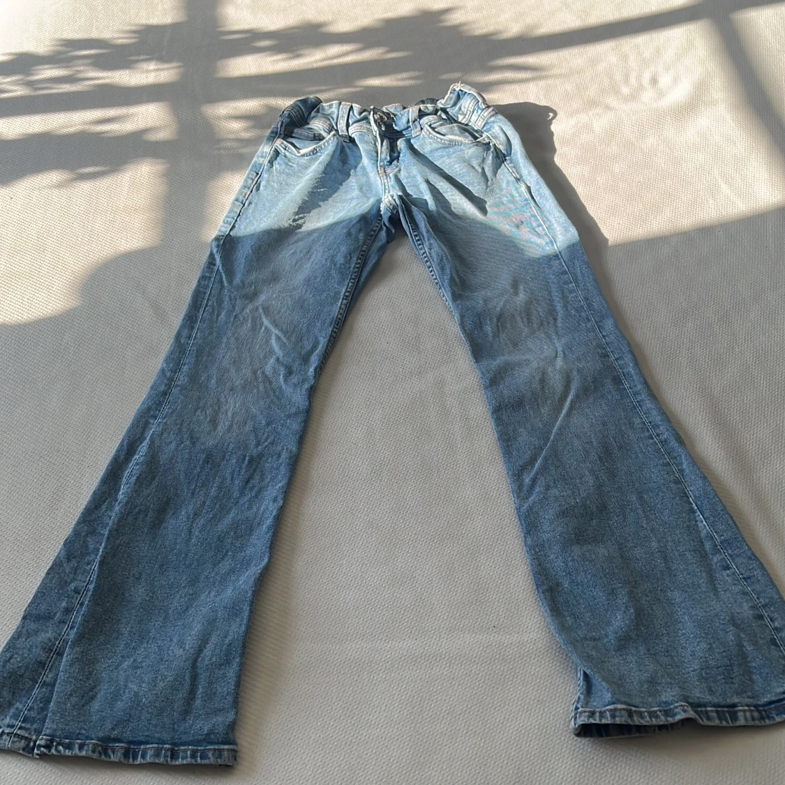 Blå broderade bootcut jeans med låg midja