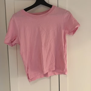 Rosa t-shirt från Zara - En enkel och stilren rosa t-shirt från Zara. T-shirten har rund halsringning och korta ärmar. Perfekt basplagg att matcha med jeans eller kjol. Tillverkad i mjuk bomull för en skön känsla. Perfekt förg nu inför sommaren!💕